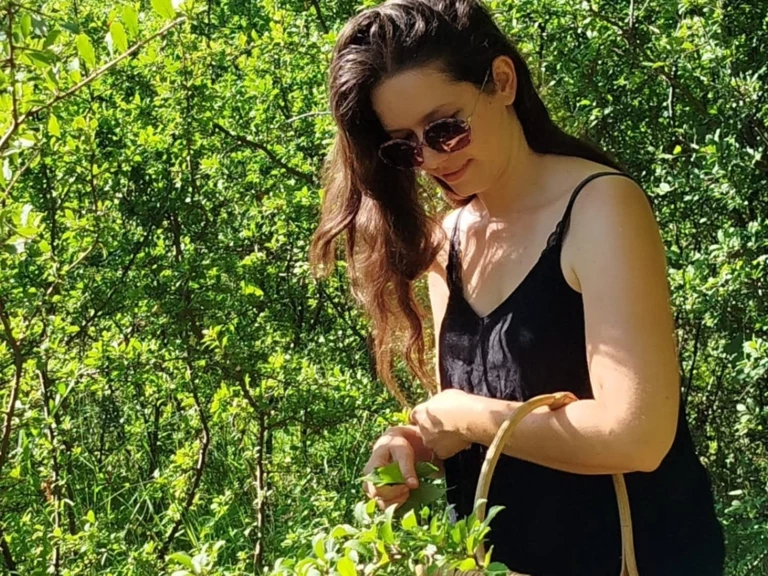 Kelly Colonges - Productrice de gemmotherapie et alcoolatures, collaboratrice de l'association La Place aux Herbes - La Place aux Herbes