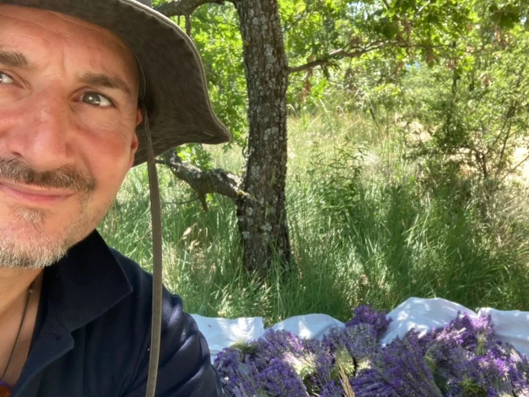 Sébastien Lambert - Producteur de baumes et collaborateur de l'association La Place aux Herbes - La Place aux Herbes