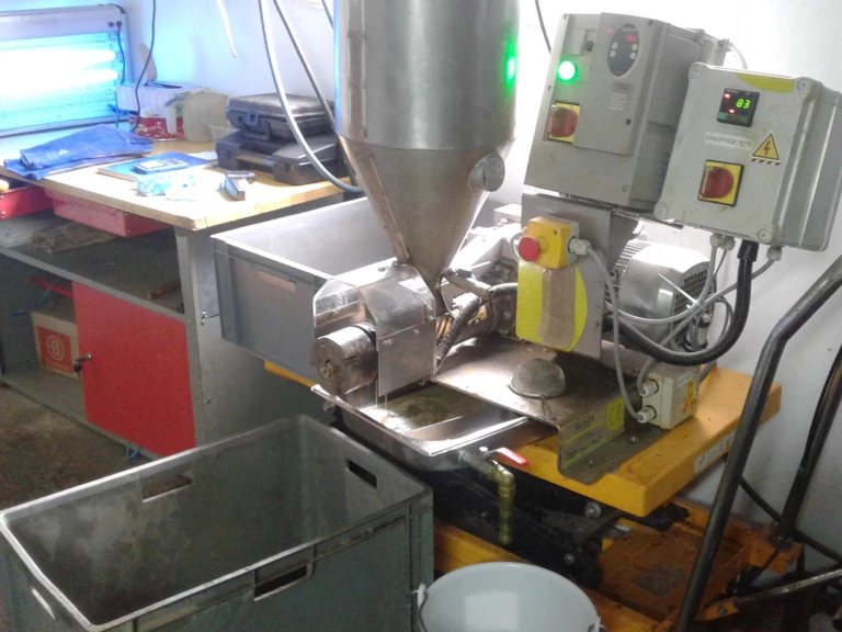 LE PRESSAGE DE L'HUILE   - DIVANOIX