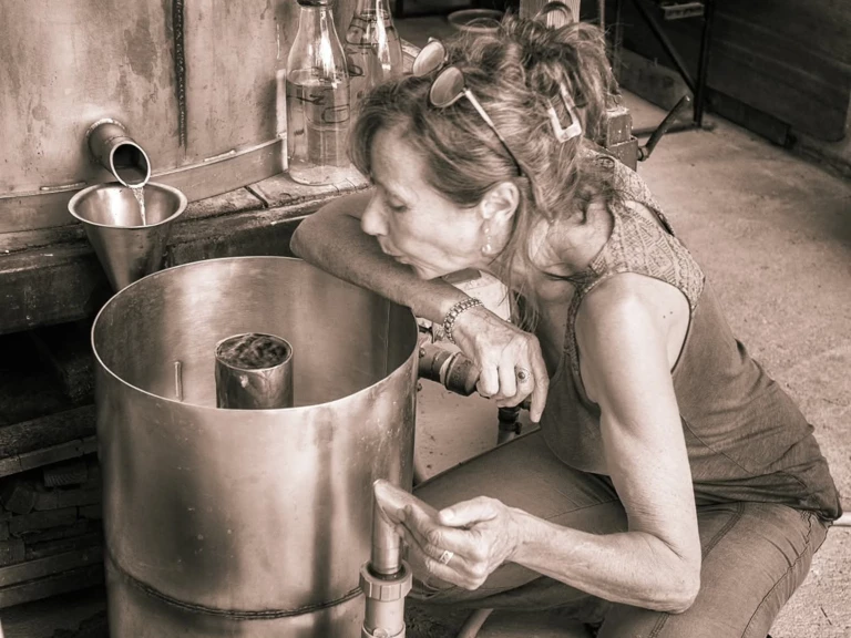 Roselyne Dubois - distillatrice productrice d'huiles essentielles et collaboratrice de l'association La Place aux Herbes - La Place aux Herbes