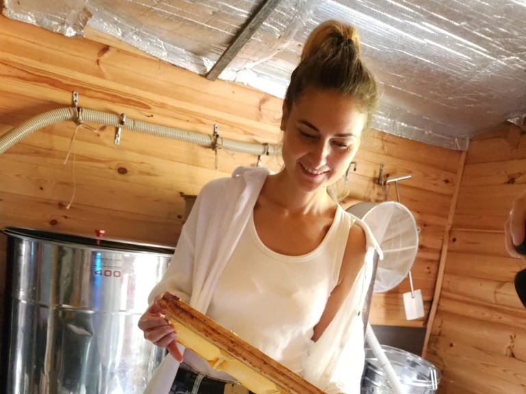 Visite de Jéssica Préalpato - L'Abeille et les Reines d'Argonne