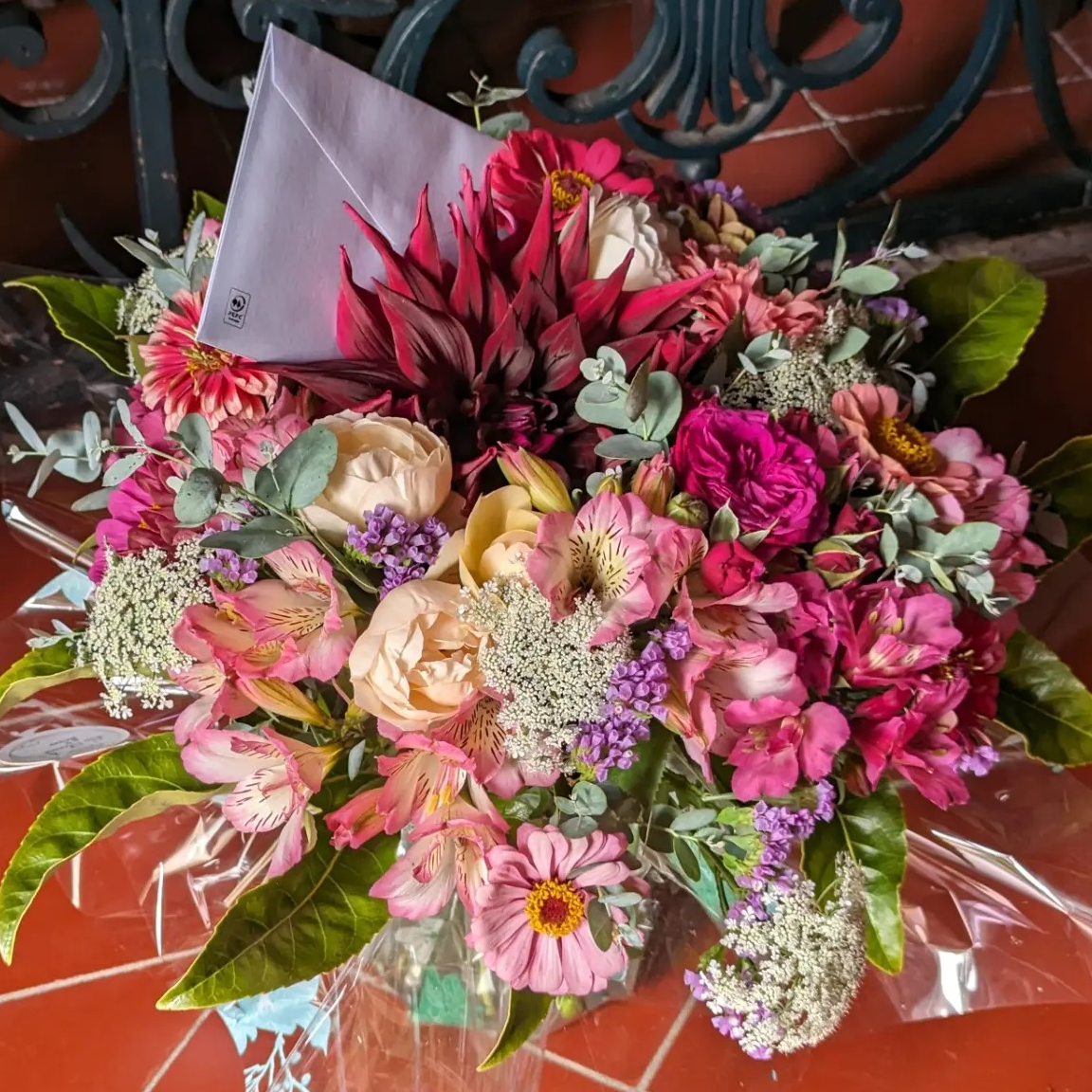 Bouquet de fleurs de saison pastel