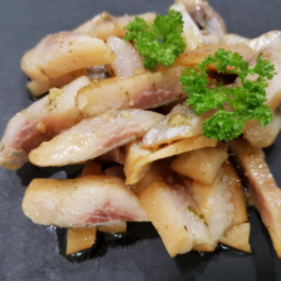 MARINÉ DE HARENG FUMÉ, PESTO BASILIC ET PARMESAN  (*) - 100g