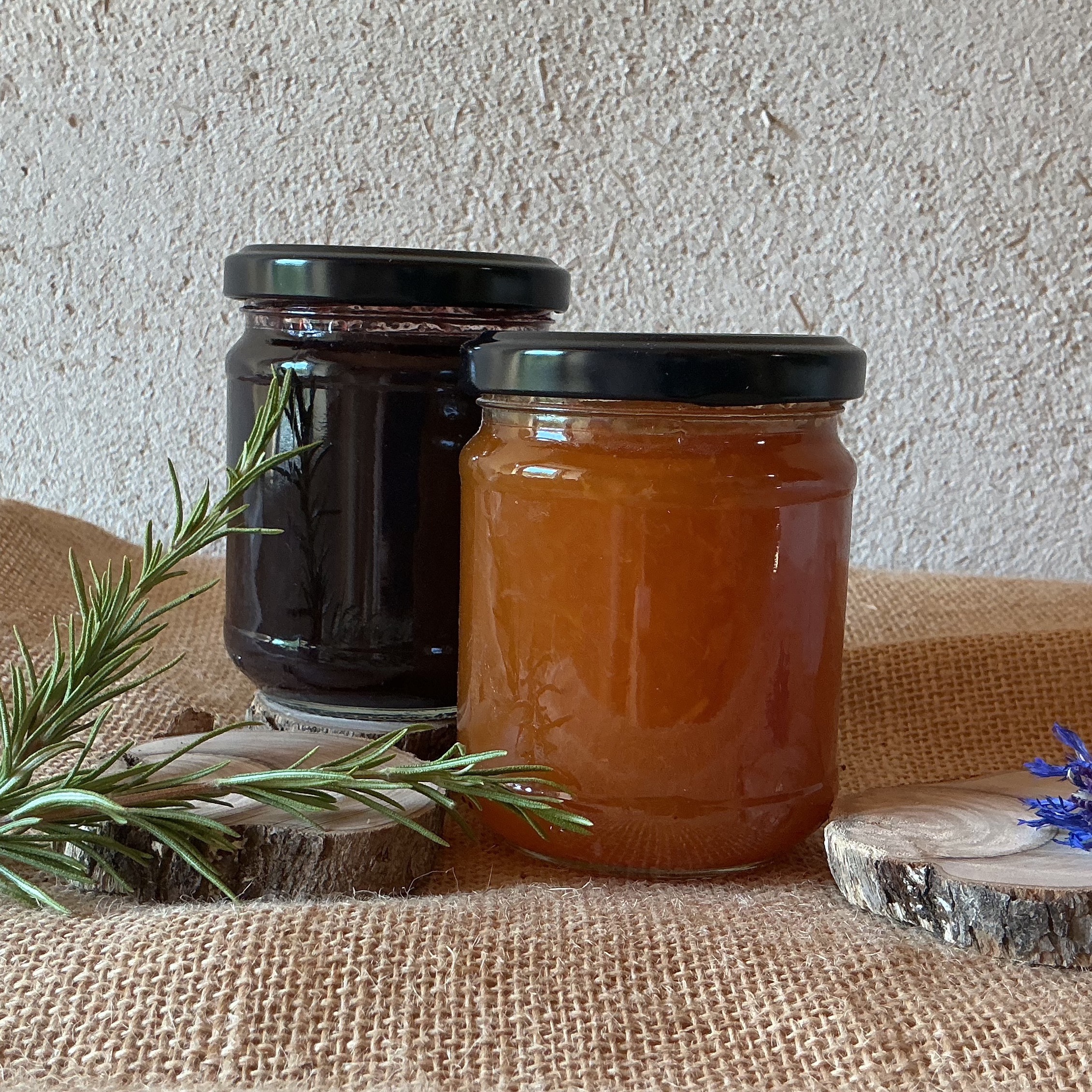 Confitures de fruits - abricots cerises ou cassis