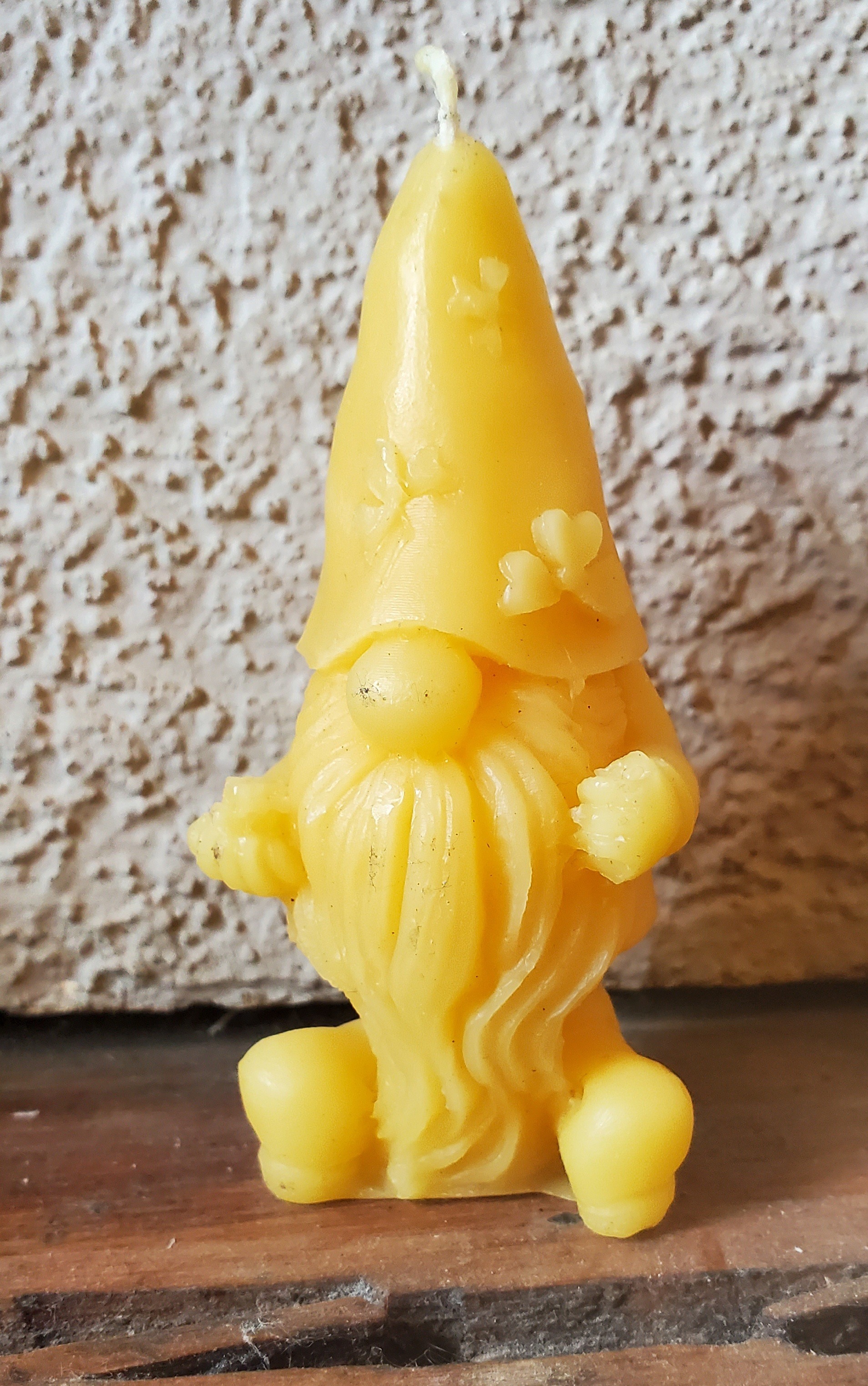 Bougie gnome avec trèfle sur le chapeau