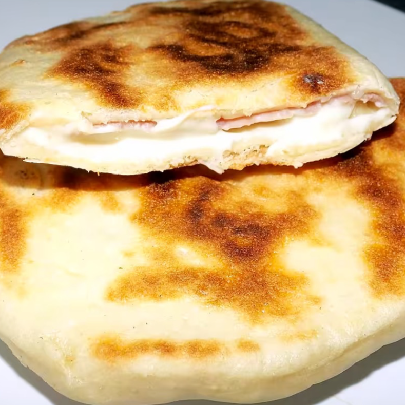 Naans mozzarella jambon sauce tomate