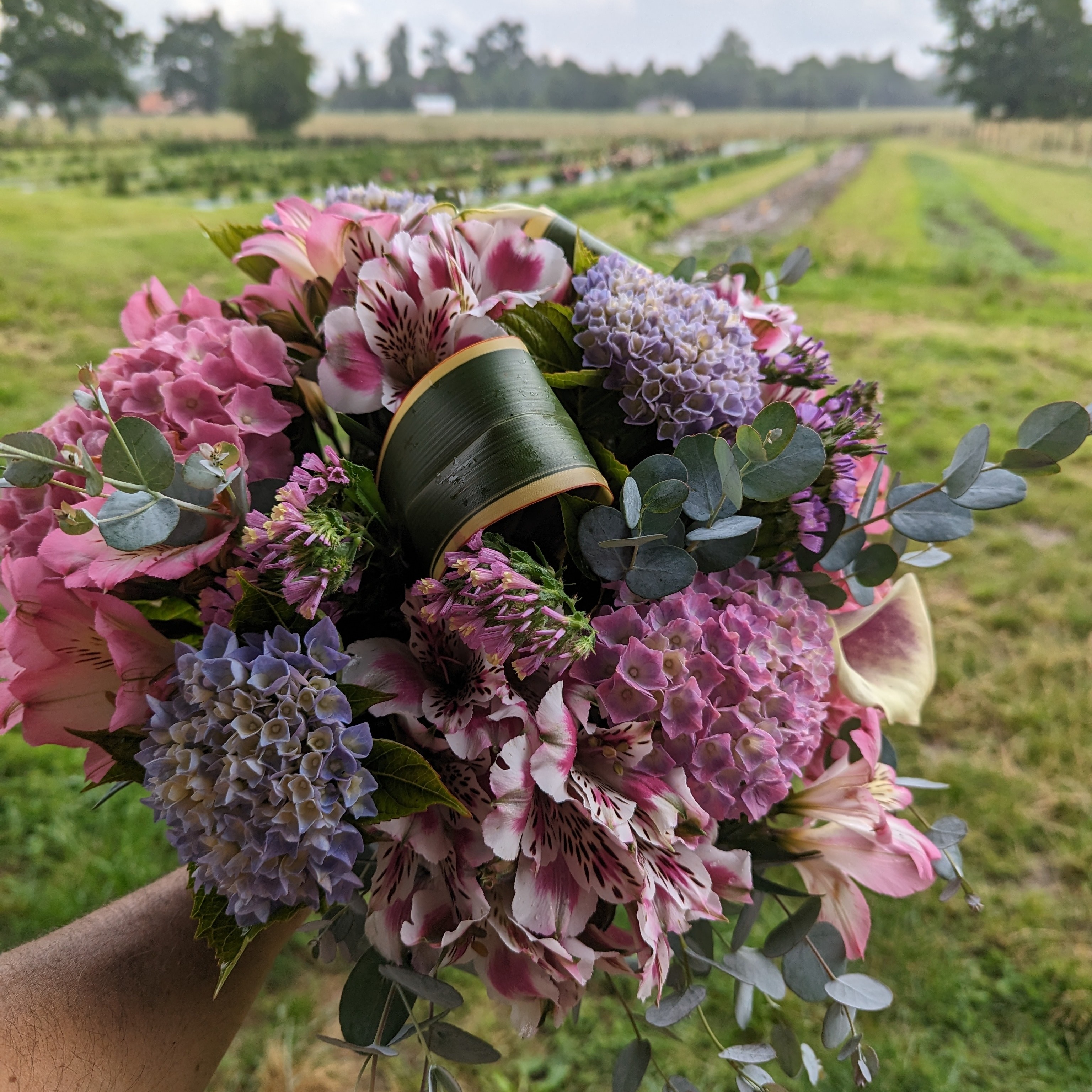 Bouquet de fleurs de saison pastel