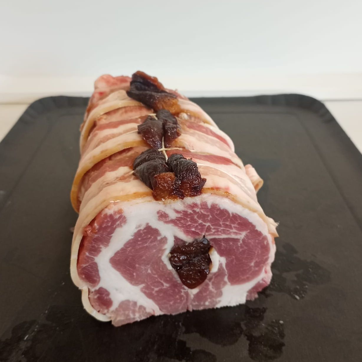 rôti de porc farci au lard et pruneaux