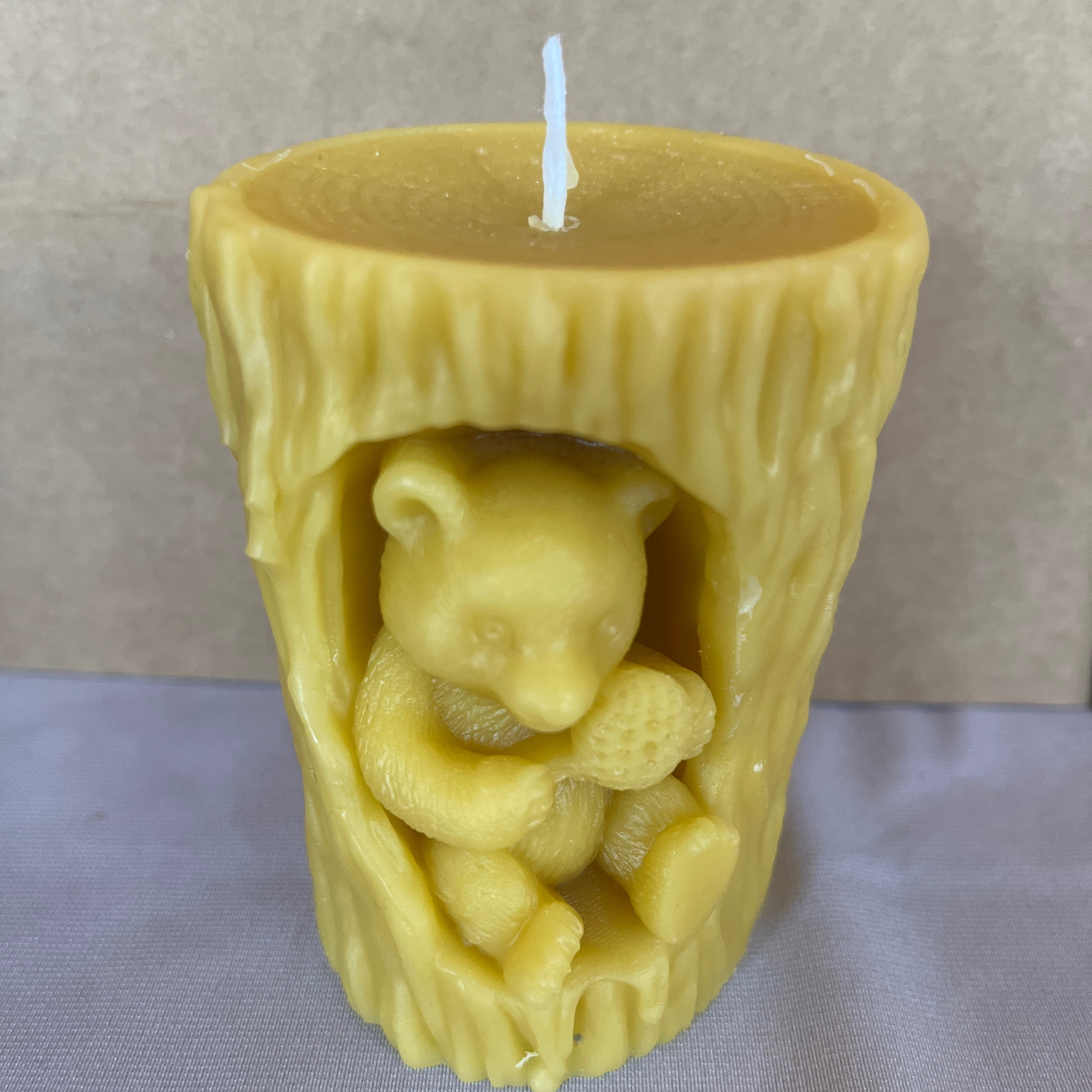 Bougie ourson dans tronc