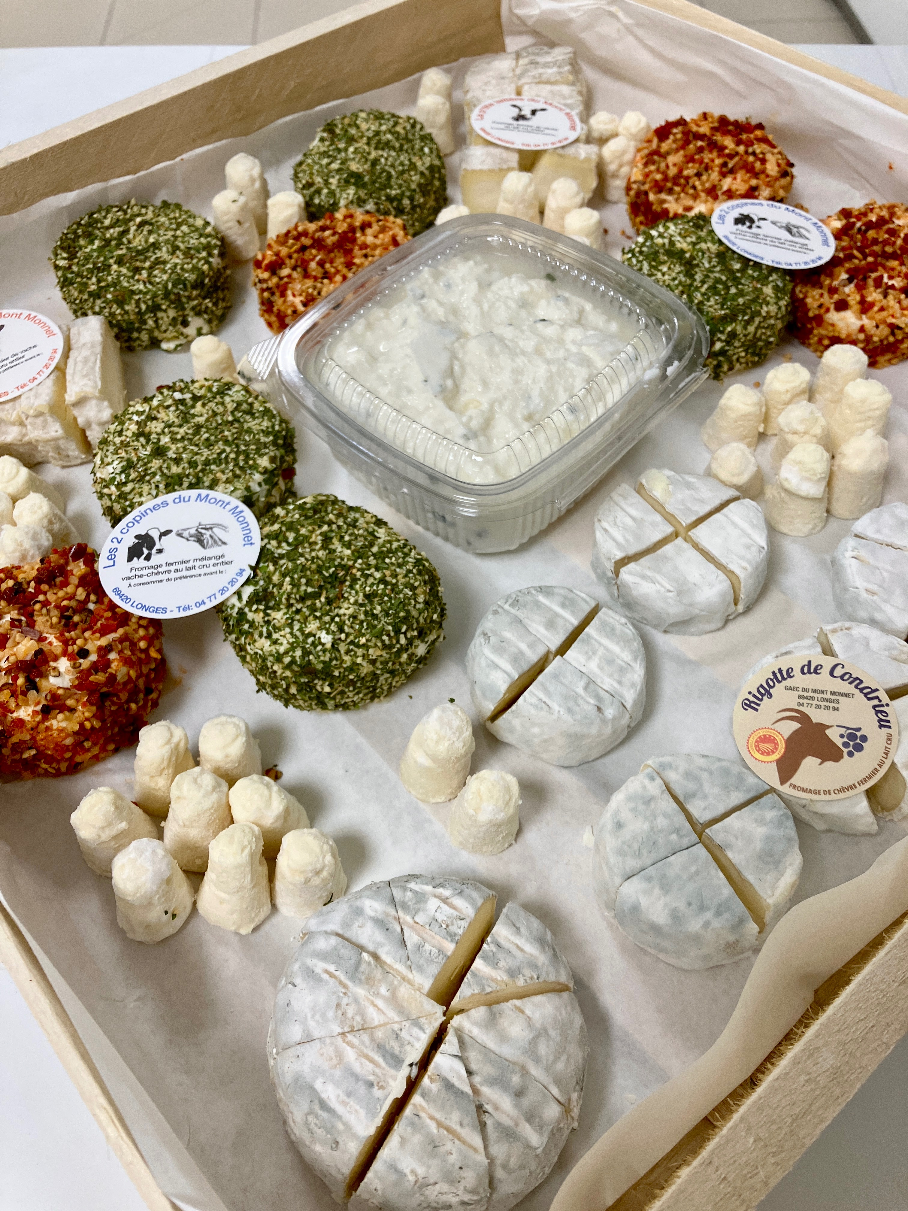 Fromages découpés dans plateaux bois