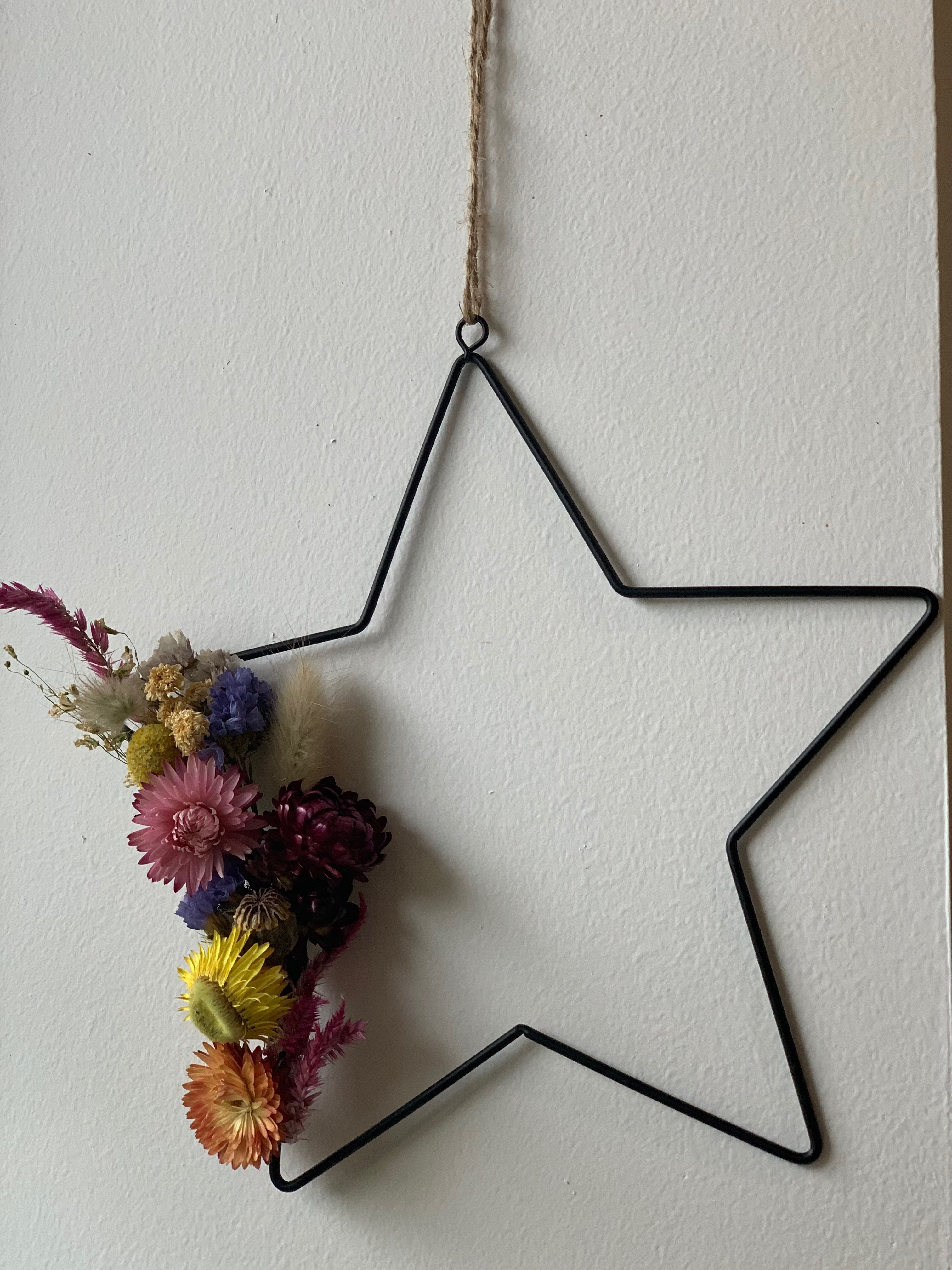 Etoile de fleurs séchées.Moyenne.