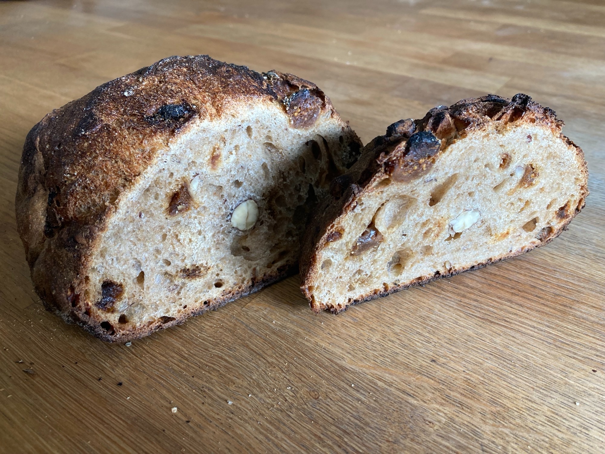 Pain aux figues, abricots et noisettes