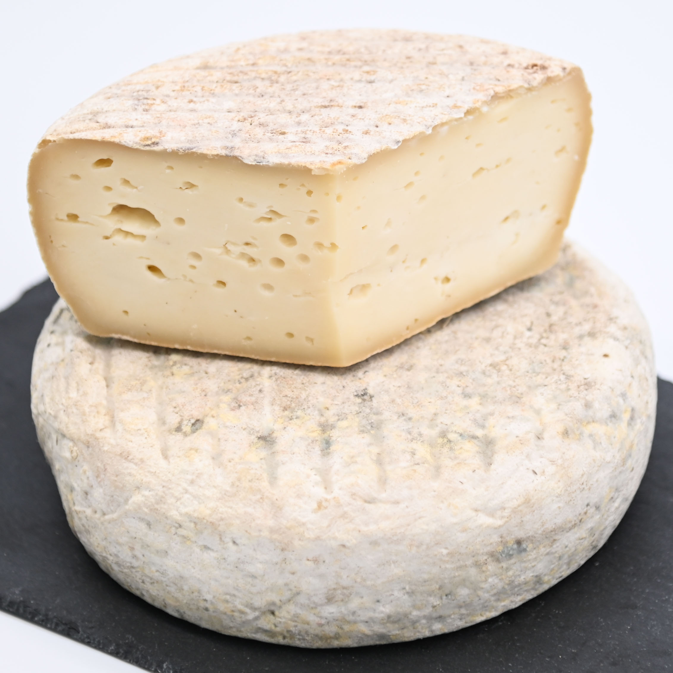 Tomme de chèvre affinée sur planche