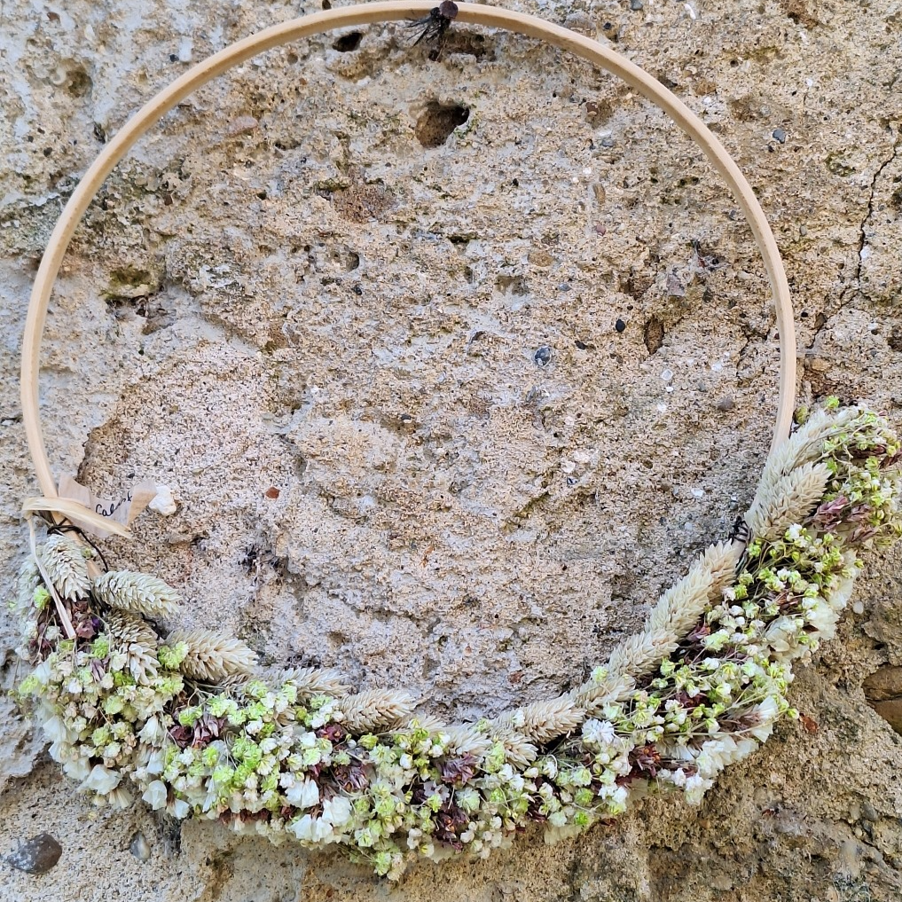 Demie couronne Calisto diam 25 cm L'éclat du blanc préservé.