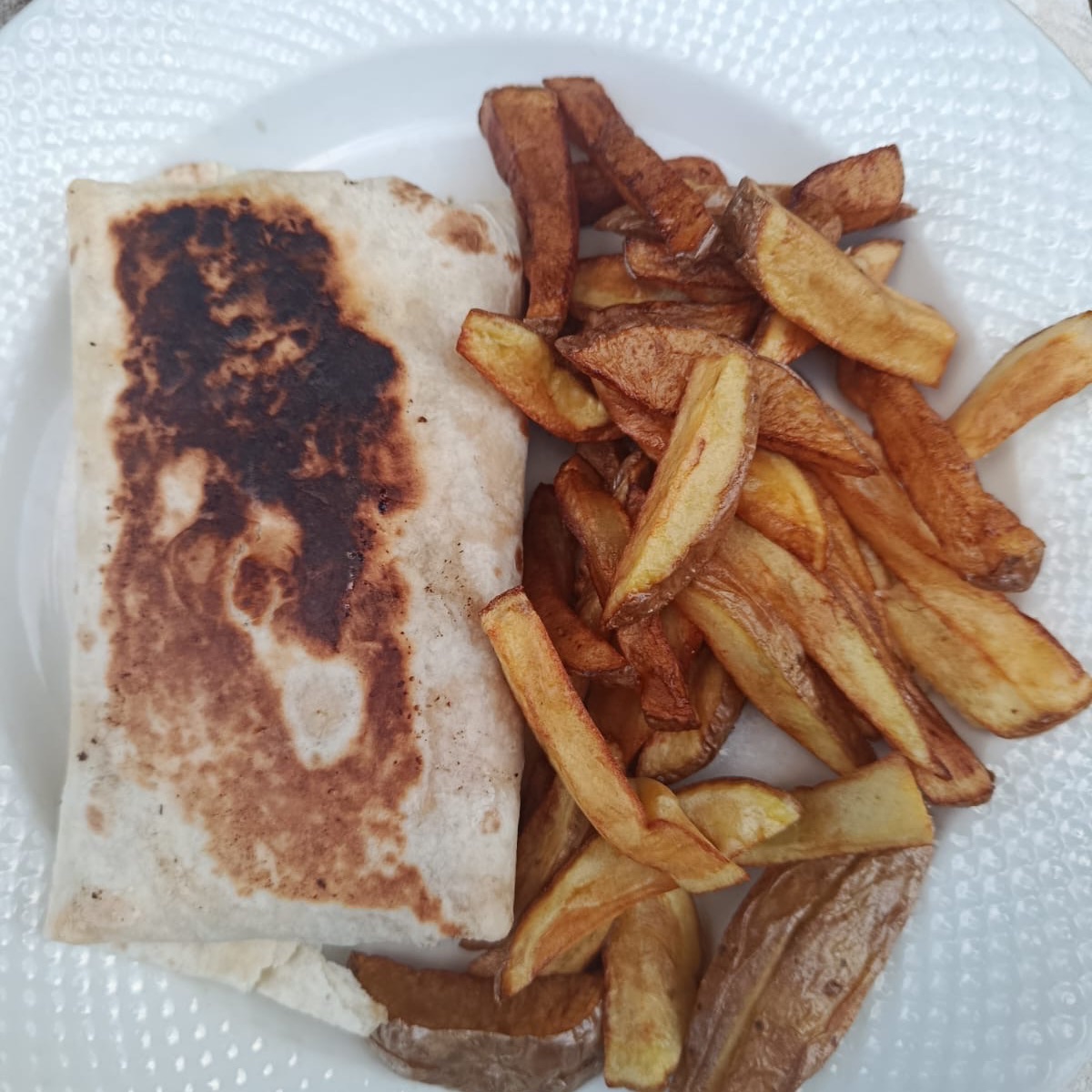 Wrap de œufs, légumes rôtis, mozzarella et frites 🍟