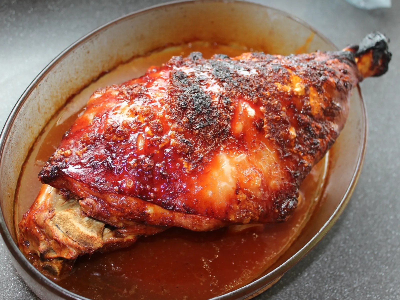 Jambon de porcelet prêt à cuire