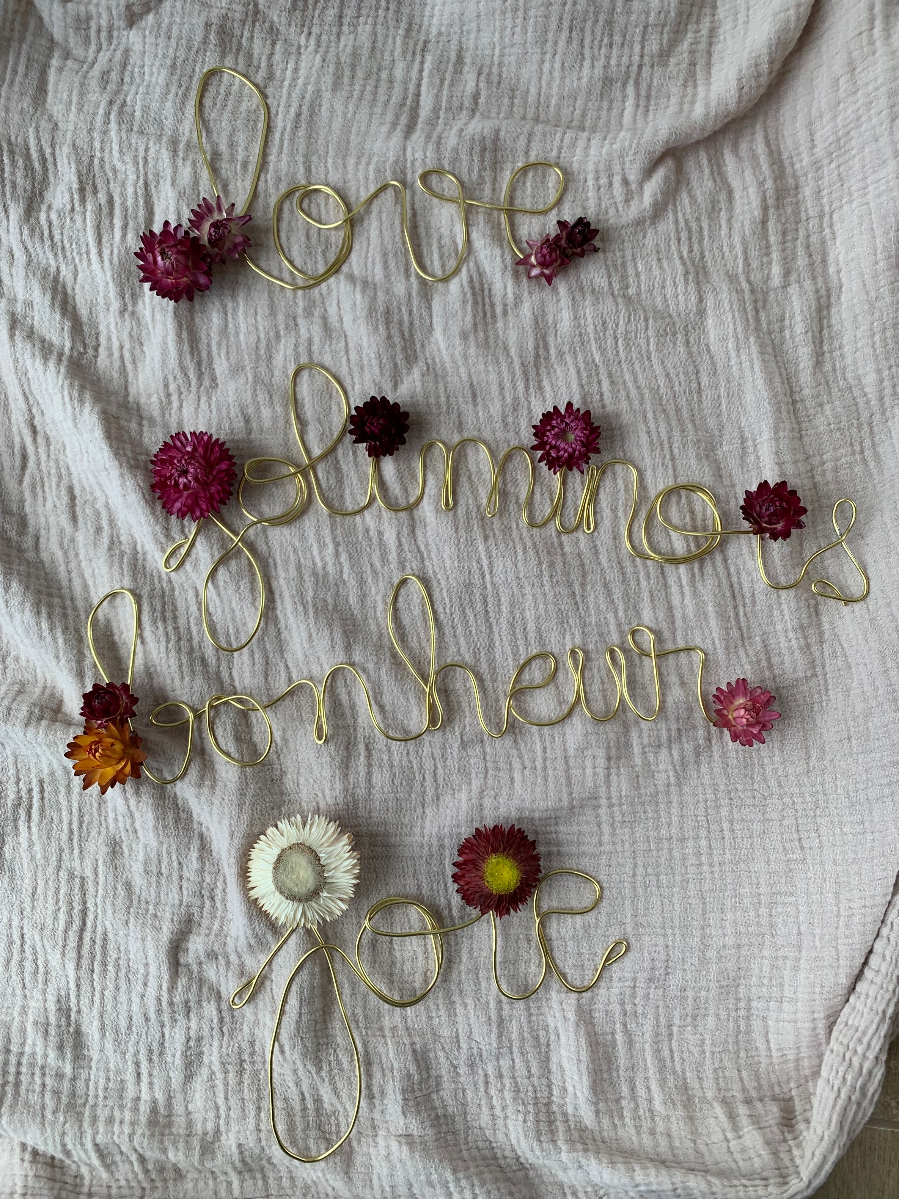 Mot en fleurs séchées