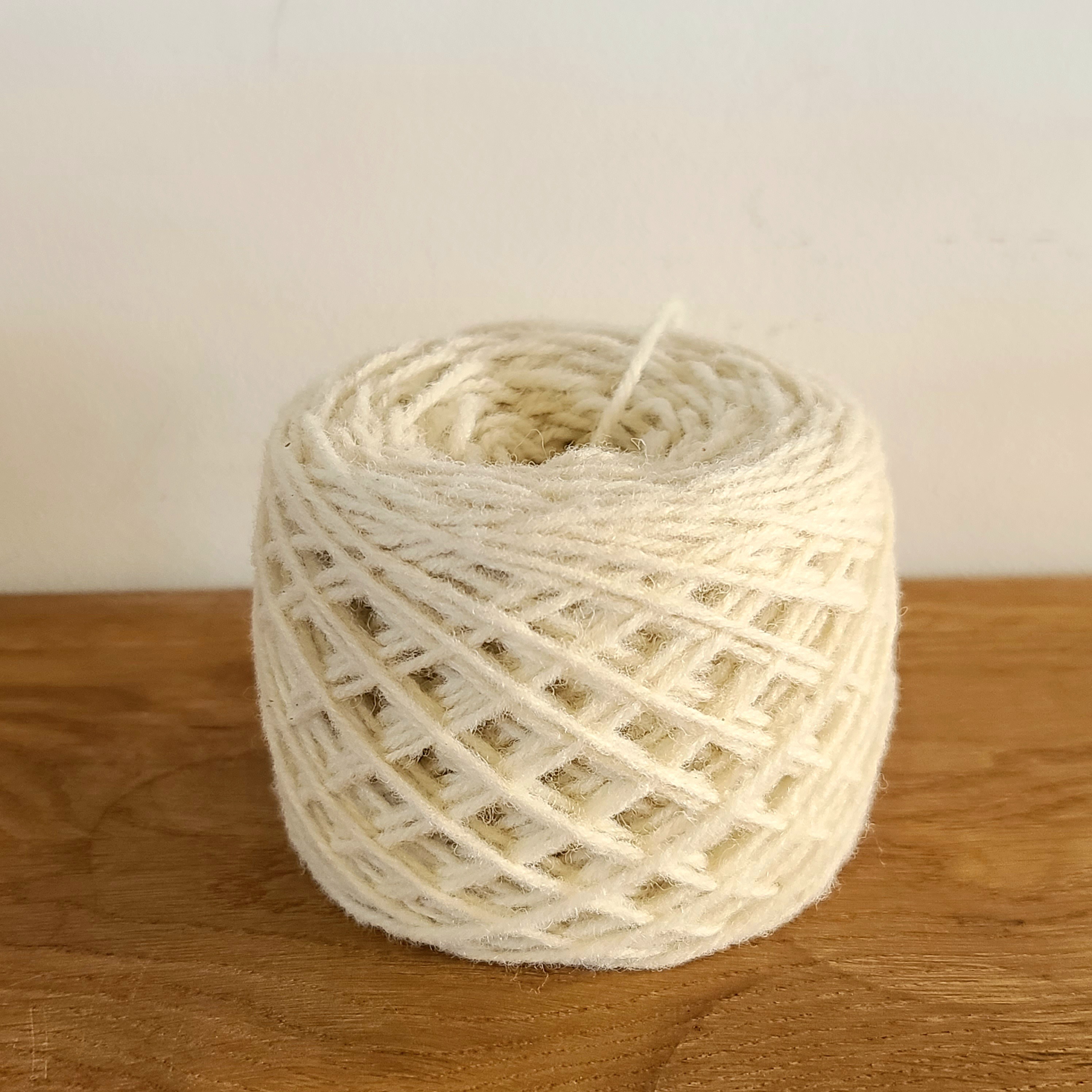 Fil de laine à tricoter n°4, pelotte de 50g.