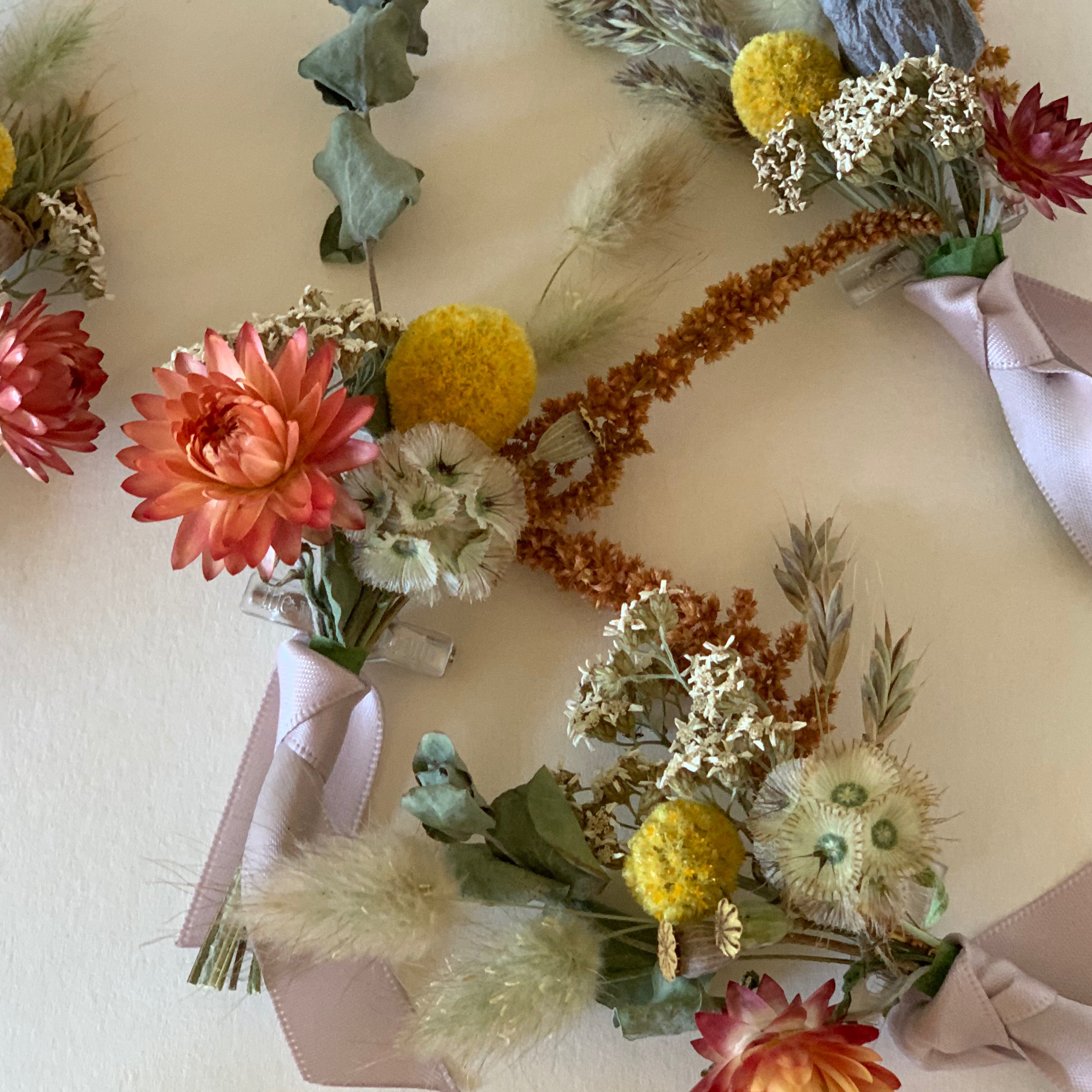 broche ou boutonnière de fleurs séchées