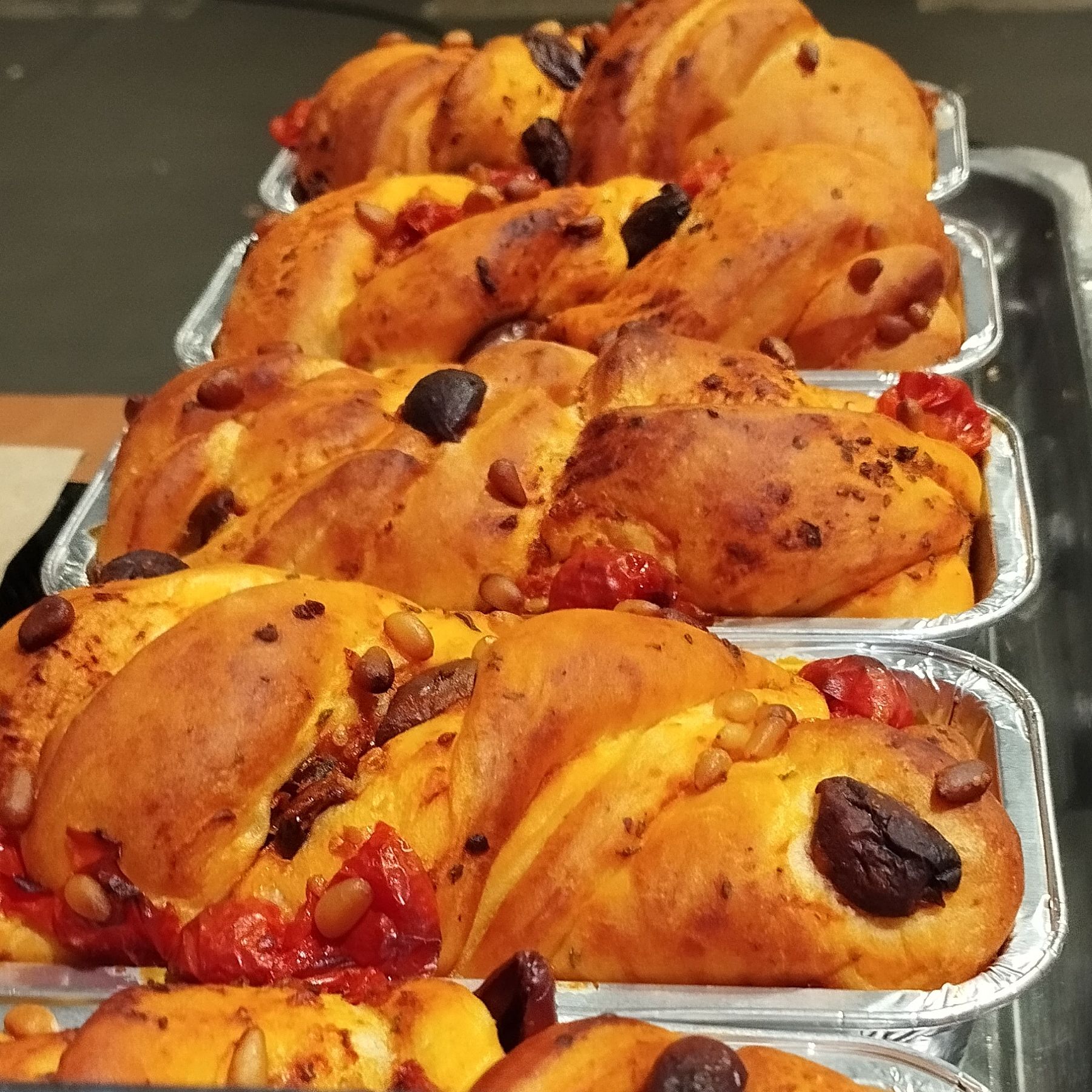 BABKA TOMATES OLIVES ORIGAN