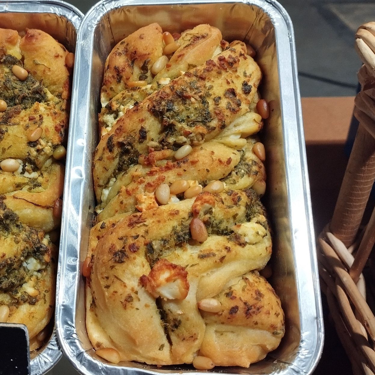 BABKA AU PESTO, FETA ET PIGNONS DE PIN