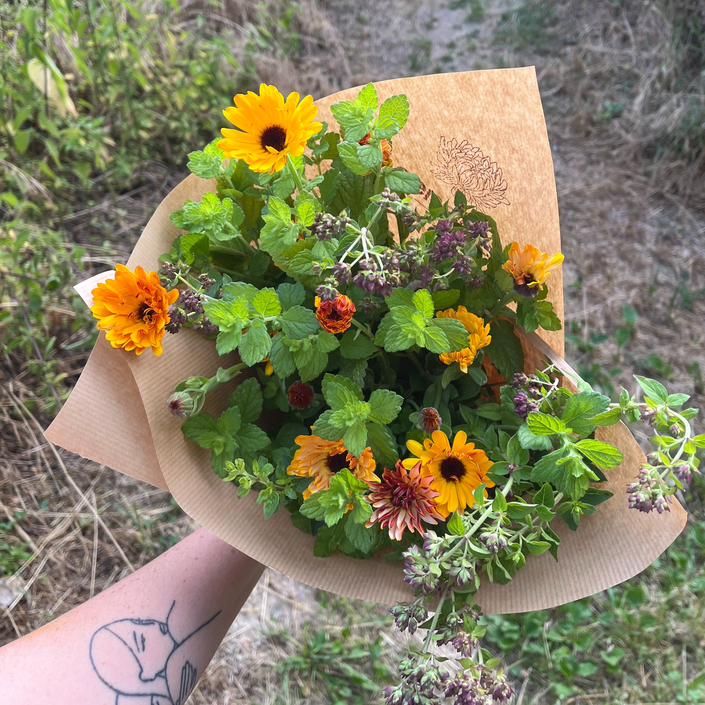 Botte assortiment (Une variété de fleur + feuillage de saison)