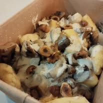 Gnocchis à la courge, champignons et noisettes crème à la sauge