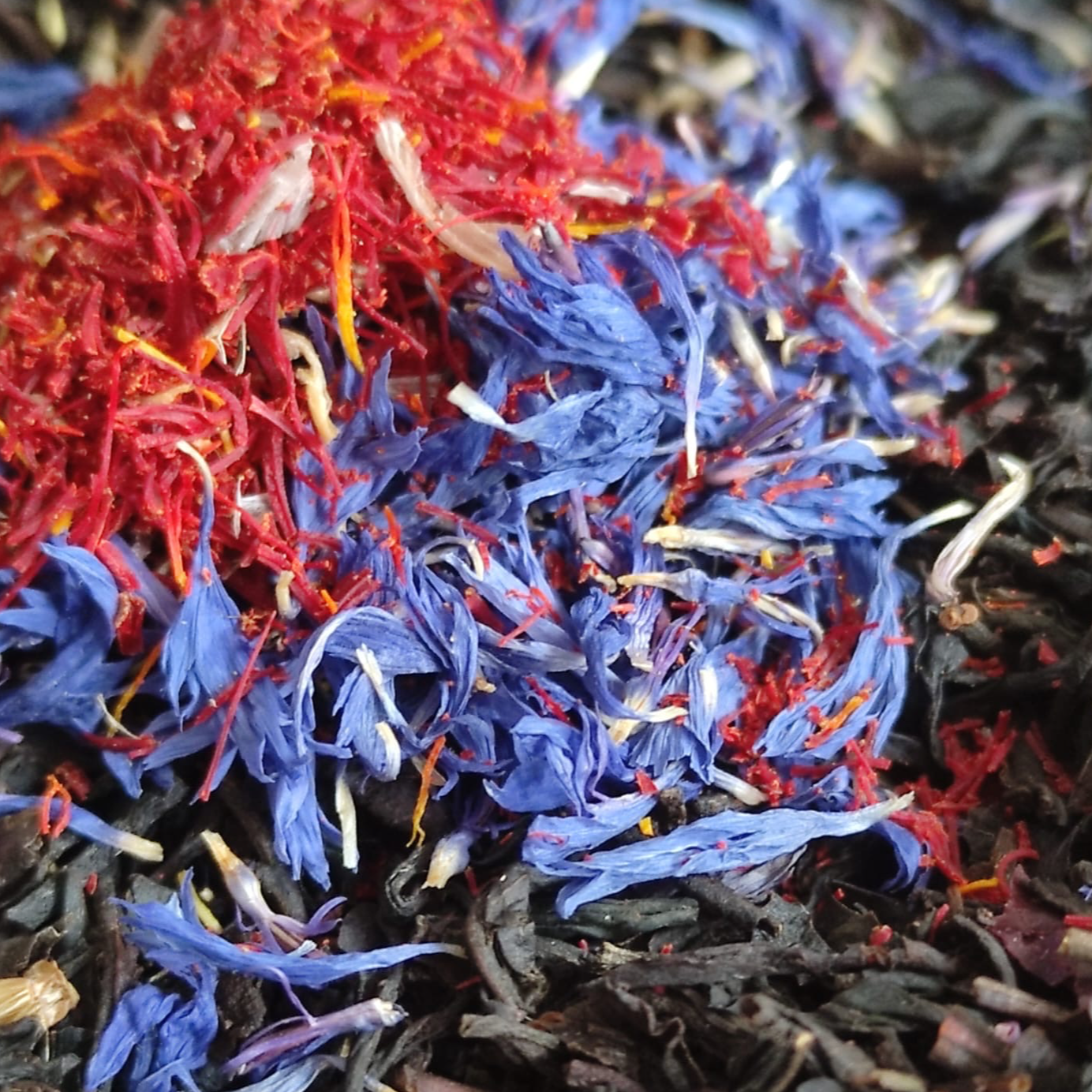 Thé '' Rouge'' : thé noir fruits rouges safran/bleuet 10sachers