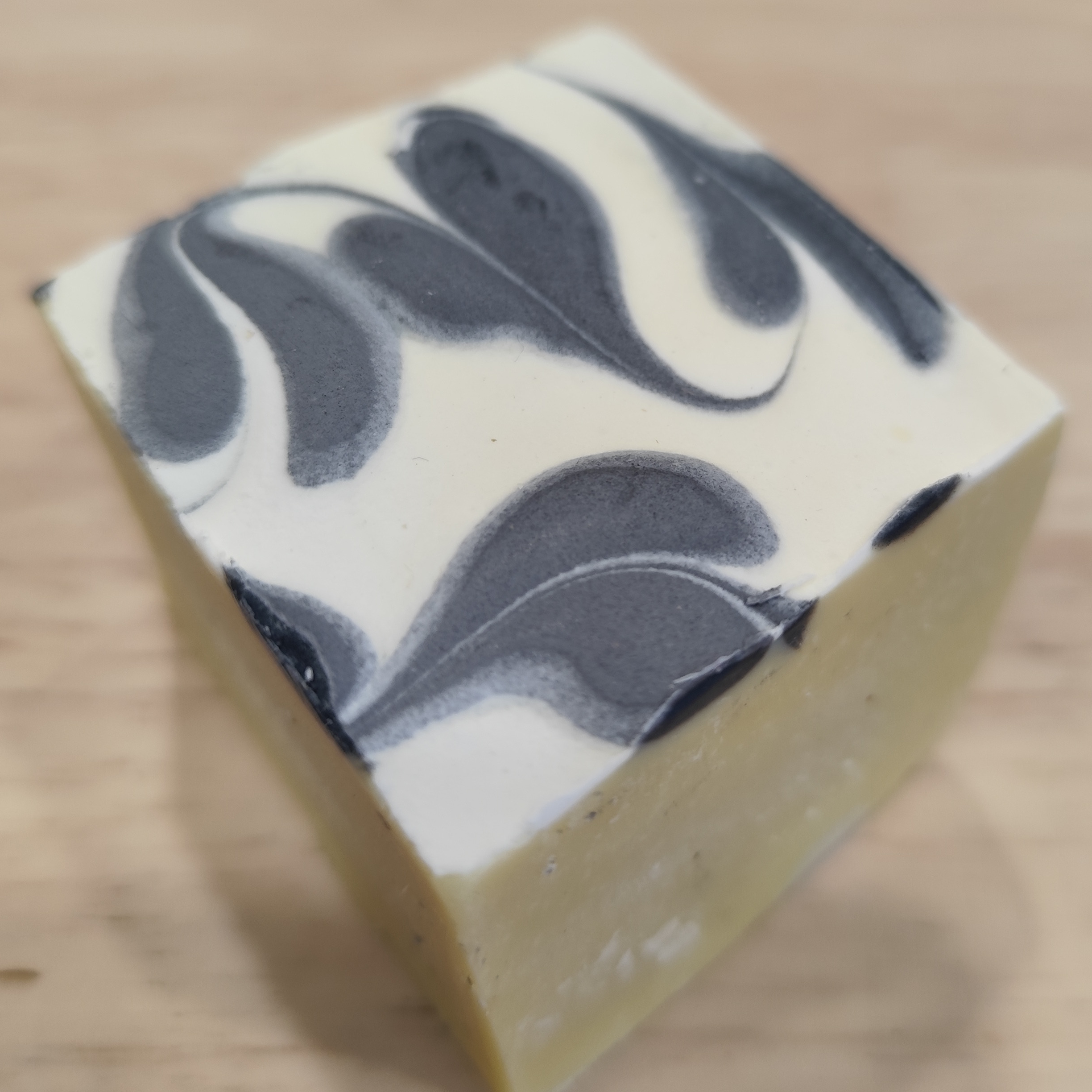 Savon ménager à l'huile d'olive et au charbon