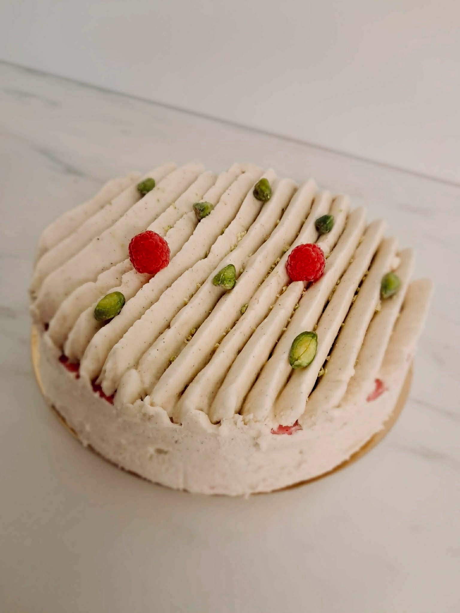 Vacherin glacé vanille fruits rouges pistache