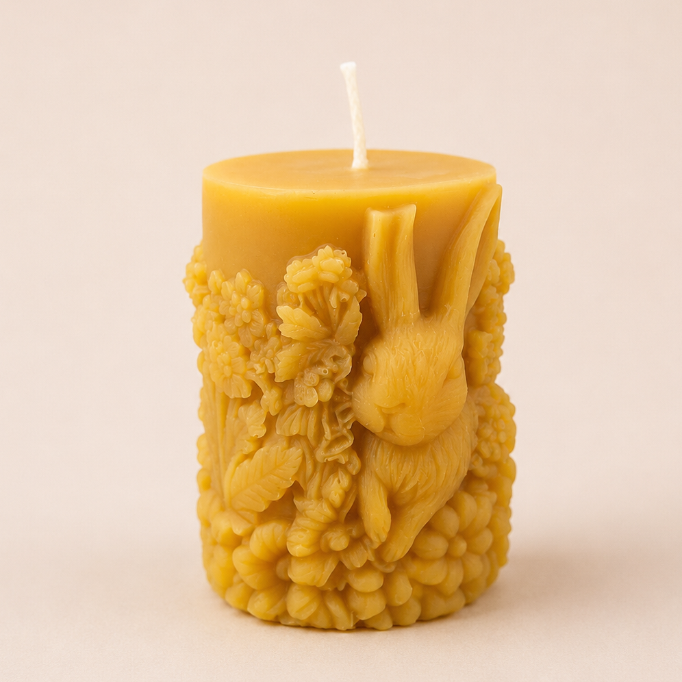 Bougie cylindre avec lapin en relief