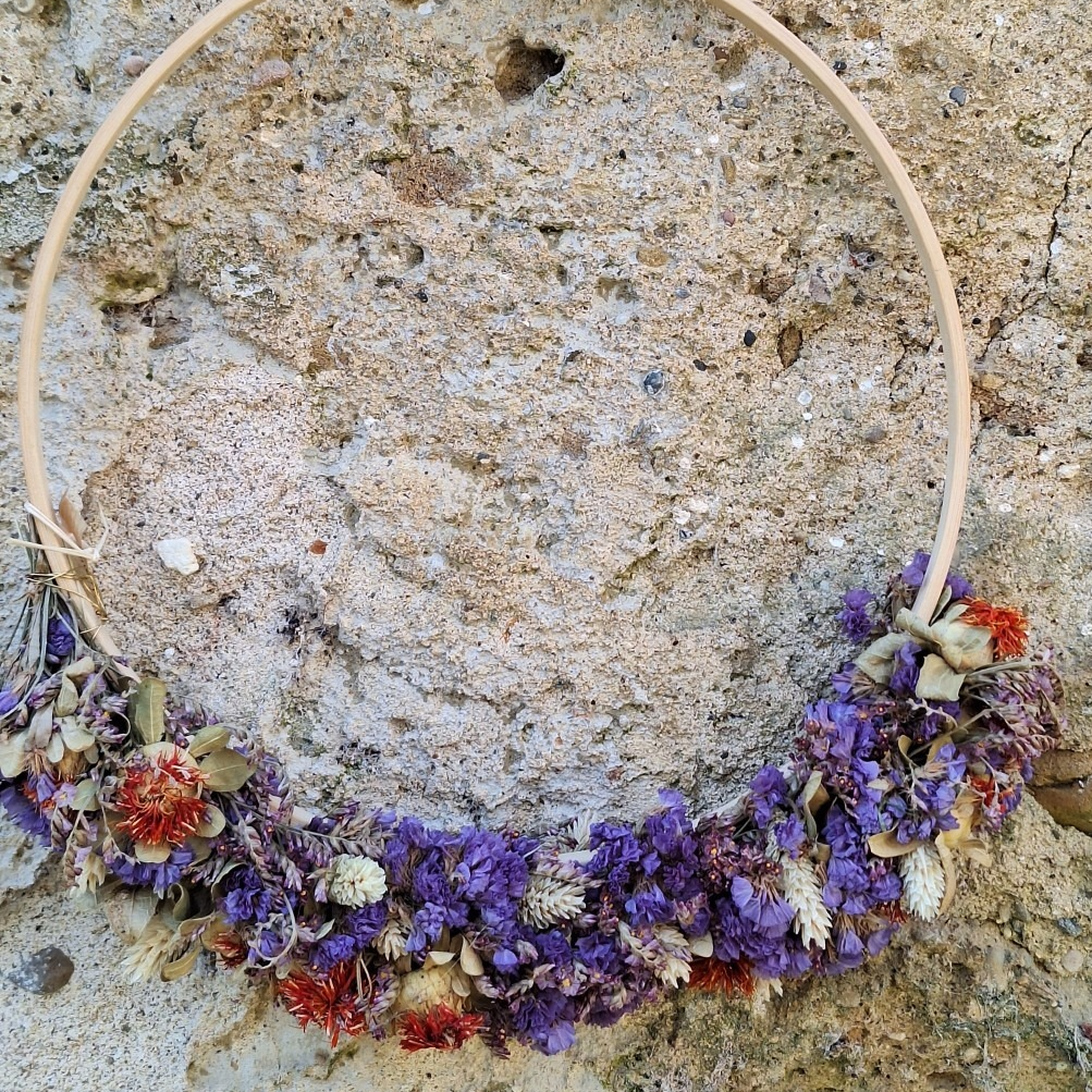 Demi-couronne "Pénélope" diam 25 cm  fleurs séchées Ariège