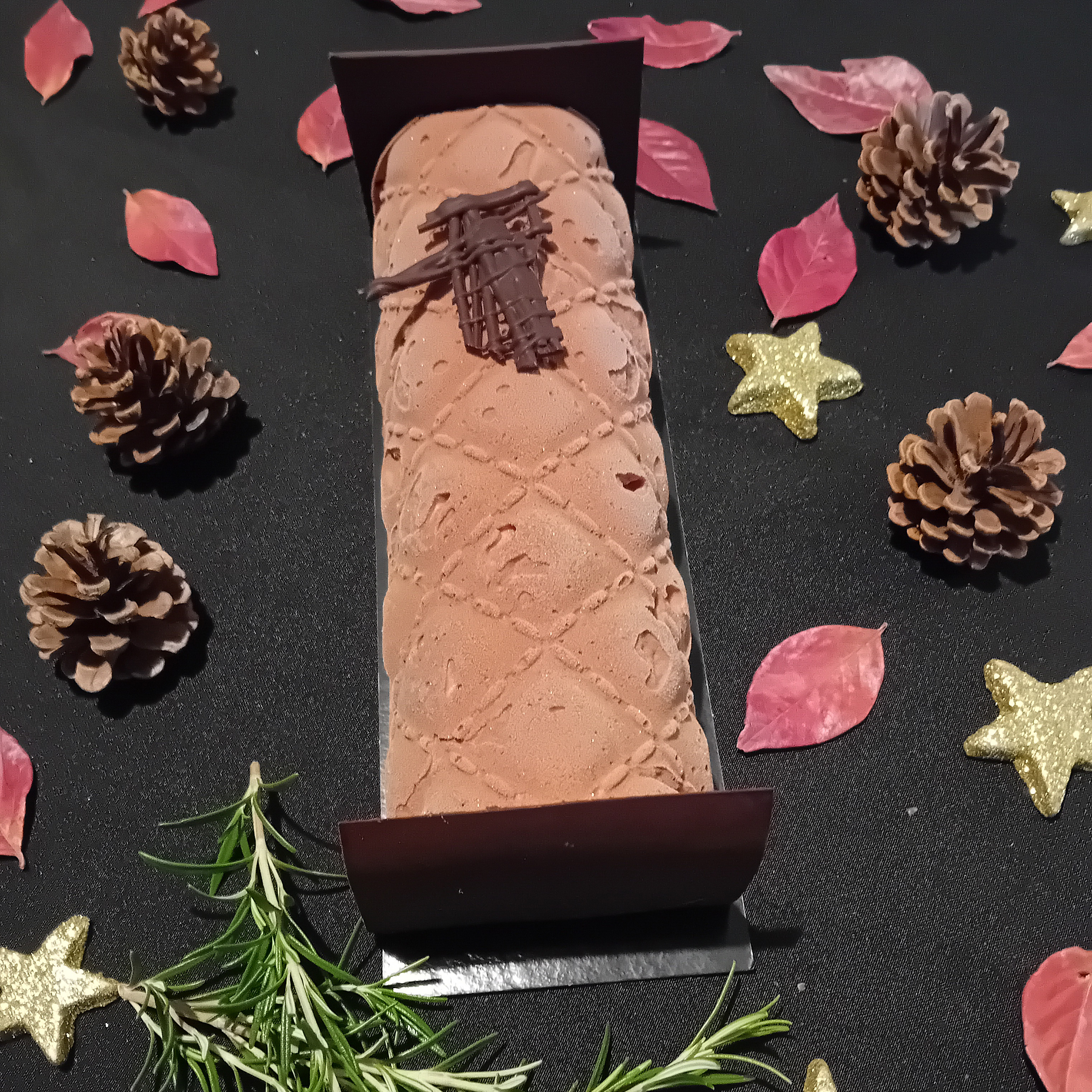 Bûche glacée Pêche/Romarin enrobé  de chocolat noir. 10/12 pers
