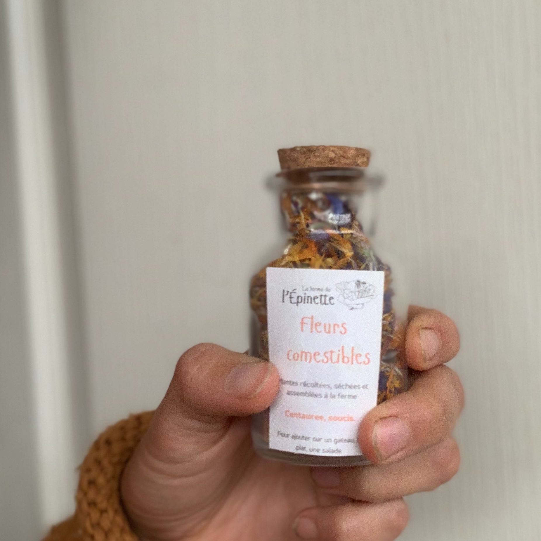 Fiole de pétales de fleurs comestibles